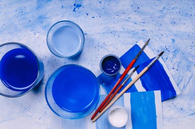 mavi arkaplan boyası. Sanat eseri üst görünümü düz yatıyordu