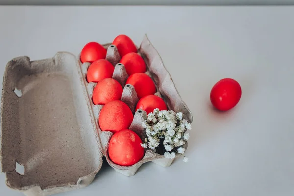 Beyaz çiçekli parlak paskalya yumurtaları