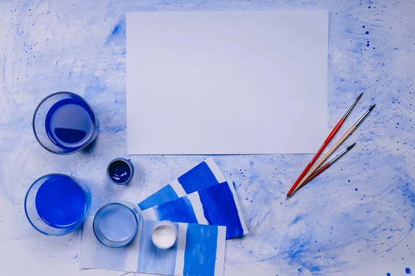 mavi arkaplan boyası. Sanat eseri üst görünümü düz yatıyordu