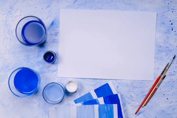 mavi arkaplan boyası. Sanat eseri üst görünümü düz yatıyordu