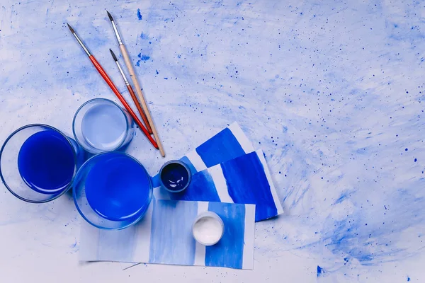 mavi arkaplan boyası. Sanat eseri üst görünümü düz yatıyordu