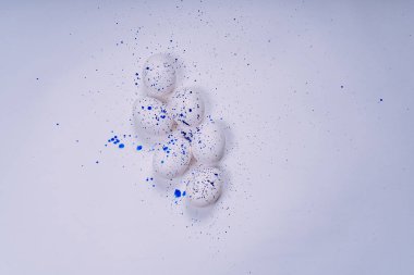 Maviyle boyanmış Paskalya yumurtaları. Yılın rengi