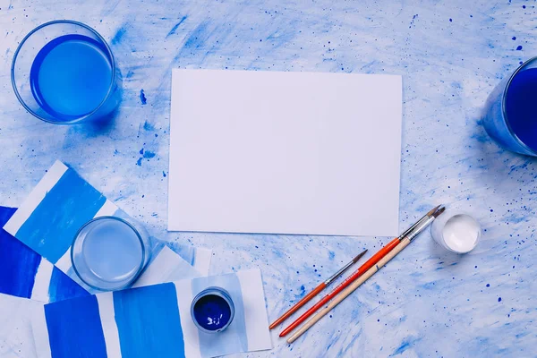 mavi arkaplan boyası. Sanat eseri üst görünümü düz yatıyordu