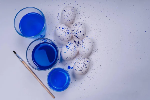 Maviyle boyanmış Paskalya yumurtaları. Yılın rengi