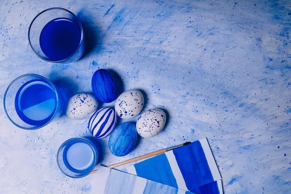 Maviyle boyanmış Paskalya yumurtaları. Yılın rengi