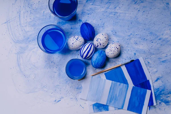Maviyle boyanmış Paskalya yumurtaları. Yılın rengi