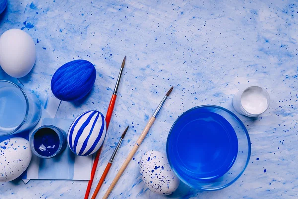 Maviyle boyanmış Paskalya yumurtaları. Yılın rengi