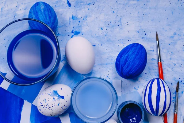 Maviyle boyanmış Paskalya yumurtaları. Yılın rengi