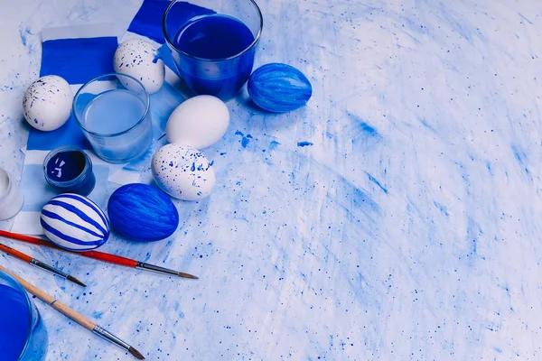 Maviyle boyanmış Paskalya yumurtaları. Yılın rengi