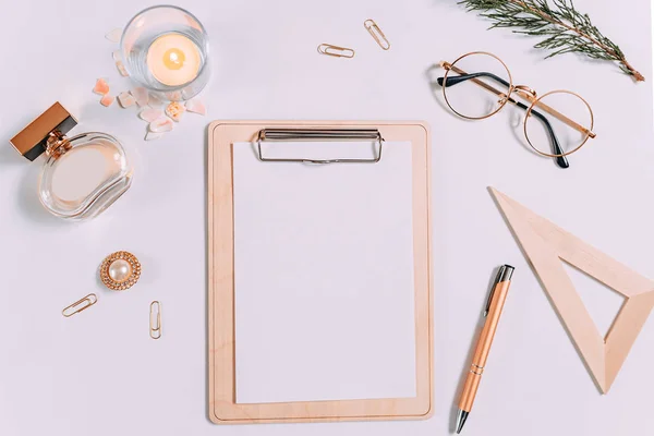 Beyaz arkaplanda ofis masası çalışma alanı.