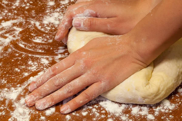 Knead the dough on the table, Russia — Stock Photo, Image