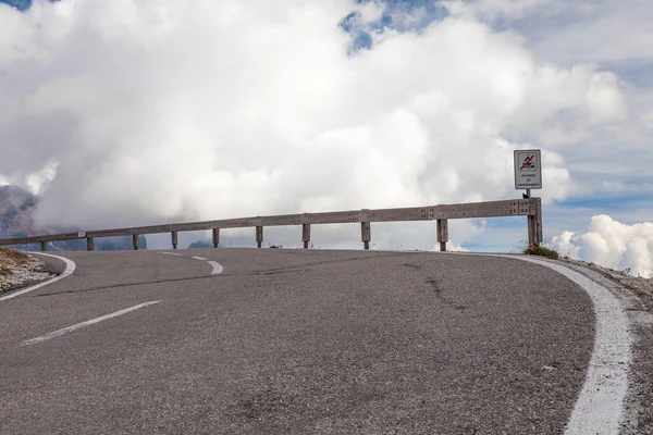 ドロミテ、イタリアの峠への道 — ストック写真