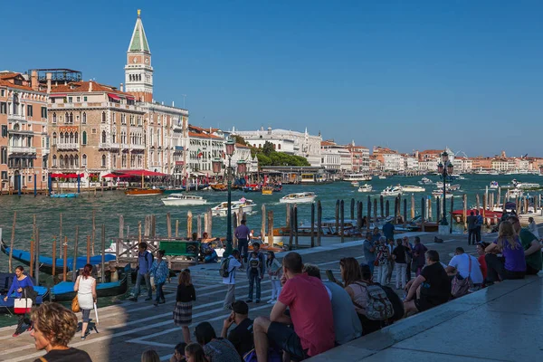 Los turistas en el Gran Canal, Venecia, Italia — Foto de Stock