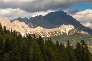 Dağ doruklarına bulutlar, Dolomites, İtalya gölgeler içinde