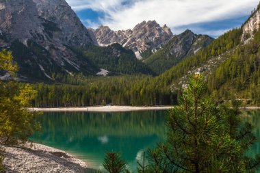 Dağ gölü di Braies, İtalya