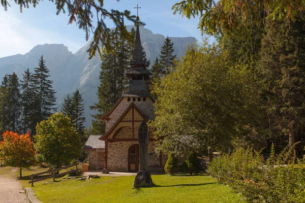 O templo no lago di Braies, Itália — Fotografia de Stock