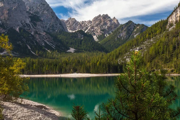 Dağ gölü di Braies, İtalya