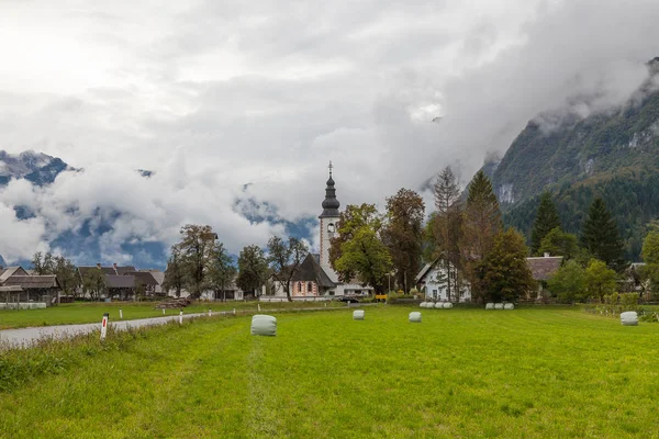 El pueblo de Stara Fuzina cerca del lago Bohinj, Eslovenia — Foto de Stock