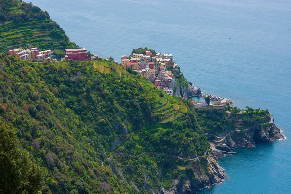 Utsikt från höjden av byn av Manarola, Cinque Terre, jag — Stockfoto
