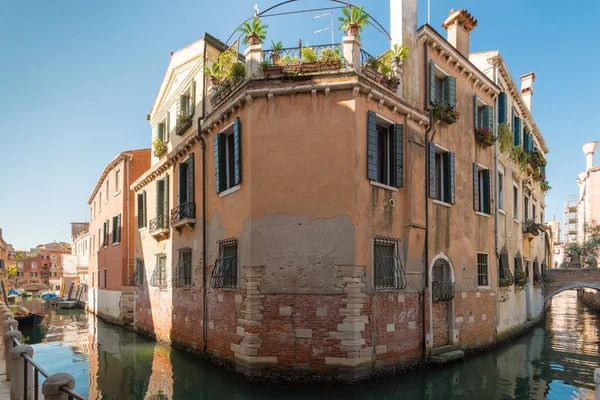 Resimli konut binası ve kanalın sularındaki yansıması, Venedik, İtalya