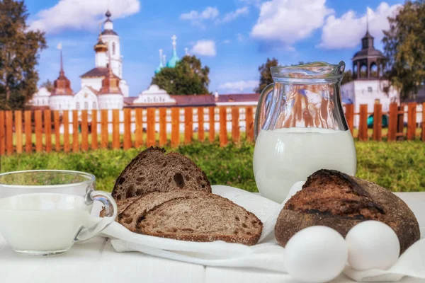 Ortodoks bir manastırın arka planına karşı basit kırsal yiyecekler.