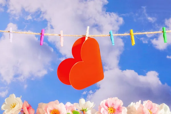 El símbolo de los corazones y las flores sobre el fondo del cielo azul en el Día de San Valentín — Foto de Stock