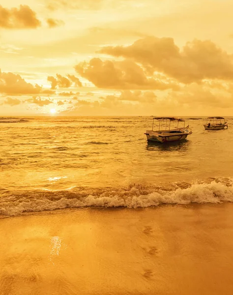 Bateaux de pêche dans le contexte d'un coucher de soleil doré au large des côtes du Sri Lanka — Photo