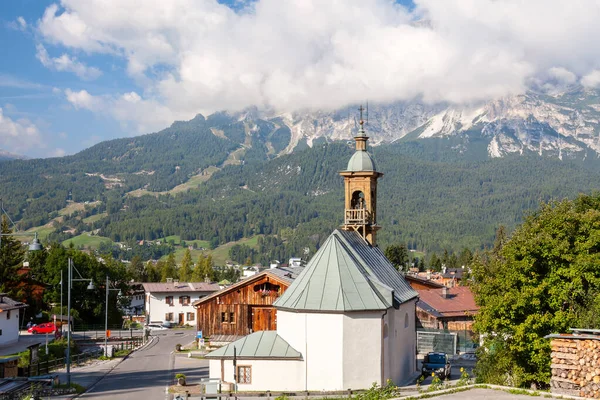 Una Antigua Capilla Una Pequeña Ciudad Fondo Una Montaña Boscosa — Foto de Stock