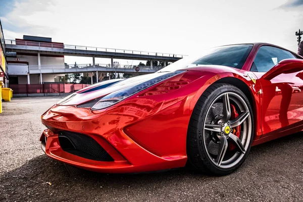 Ferrari 458 supercar devre de Barcelona Park