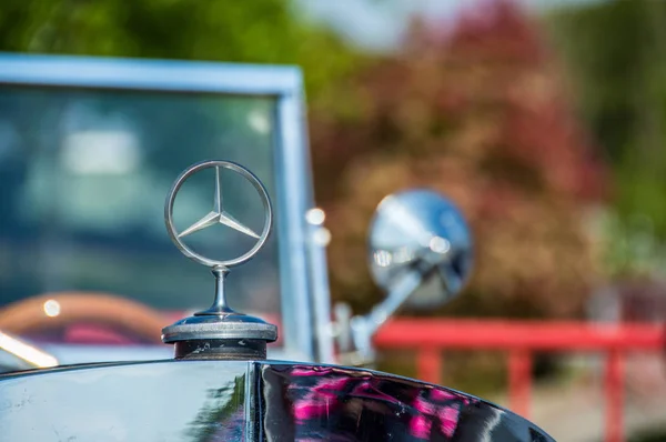 April 2015: Close-up logo automerk Mercedes Benz in Circuit de Barcelona, Catalonië, Spanje. — Stockfoto