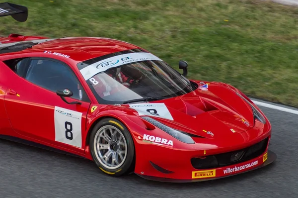 April 2015: ferrari 458 italia in circuit de barcelona, katalonien, spanien. — Stockfoto