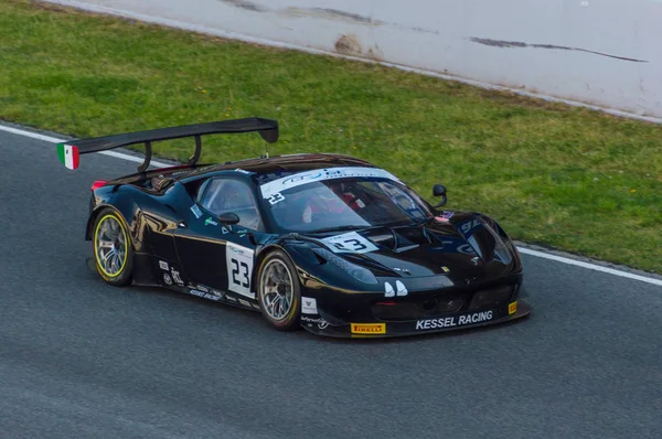 April 2015: ferrari 458 italia in circuit de barcelona, katalonien, spanien. — Stockfoto