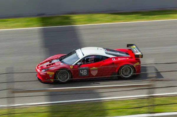 April 2015: Ferrari 458 Italia Gte in Circuit de Barcelona, Catalonië, Spanje. — Stockfoto