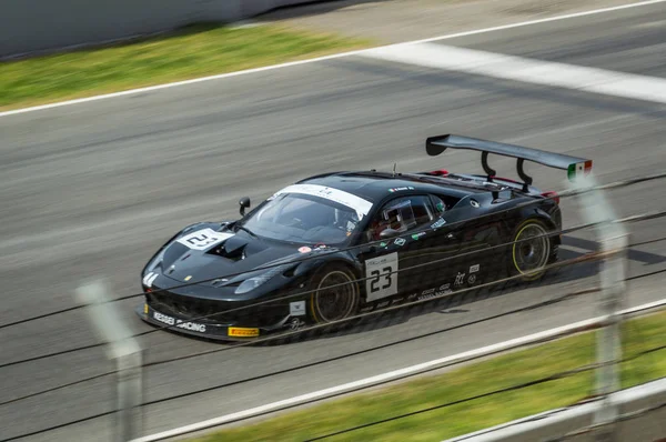 April 2015: ferrari 458 italia in circuit de barcelona, katalonien, spanien. — Stockfoto