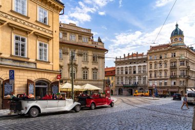 Çek Cumhuriyeti'nde Prag'ın mimari ve şehir manzarası caddesi.