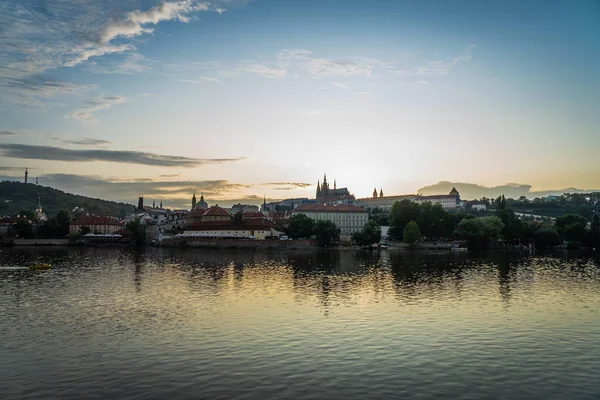 Natursköna panorama stadsbilden utsikt över Moldava flod båt Prag i Tjeckien. — Stockfoto