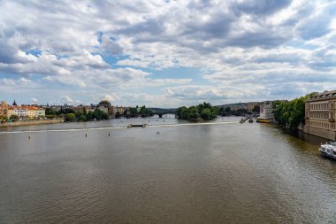 Çek Cumhuriyeti 'ndeki Moldava nehir teknesi Prag' ın manzara manzarası.