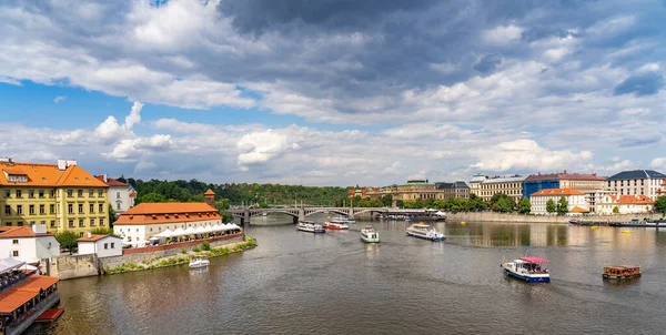 Vue panoramique panoramique sur le paysage urbain du bateau de la rivière Moldava Prague en République tchèque . — Photo