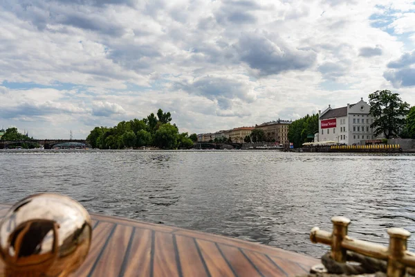 Natursköna panorama stadsbilden utsikt över Moldava flod båt Prag i Tjeckien. — Stockfoto
