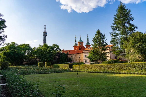 Petřínské zahrady v Praze v České republice. — Stock fotografie