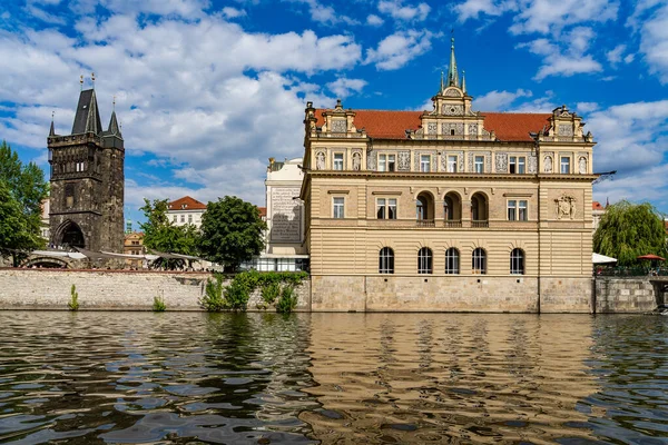 Çek Cumhuriyeti 'ndeki Moldava nehir teknesi Prag' ın manzara manzarası.