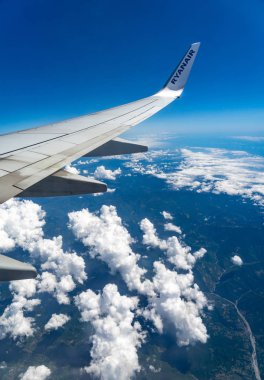 Ryanair uçuyor, uçuyor, uçağın kanat penceresinden bakıyor..