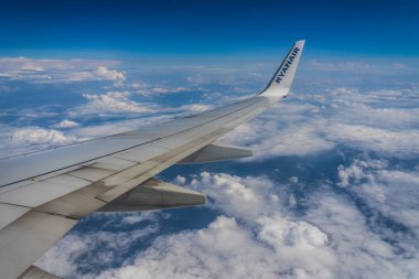 Ryanair uçuyor, uçuyor, uçağın kanat penceresinden bakıyor..