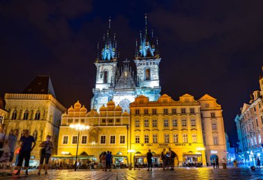 Çek Cumhuriyeti 'nde geceleyin Tyn Prag' dan önceki leydimiz.