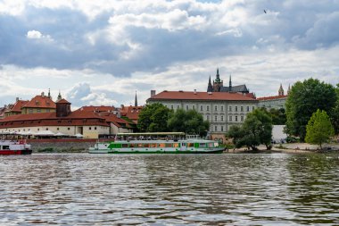 Çek Cumhuriyeti 'ndeki Moldava nehir teknesi Prag' ın manzara manzarası.