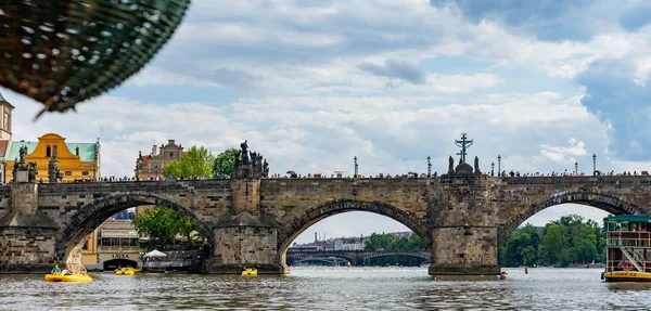 Karlův most Praha v České republice. — Stock fotografie