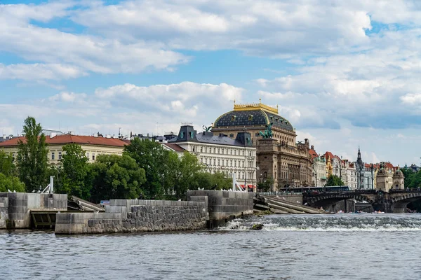 Vista panorâmica panorâmica panorâmica da paisagem urbana do barco do rio Moldava Praga, na República Checa . — Fotografia de Stock