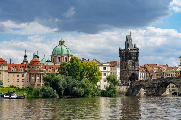 Karlův most Praha v České republice. — Stock fotografie