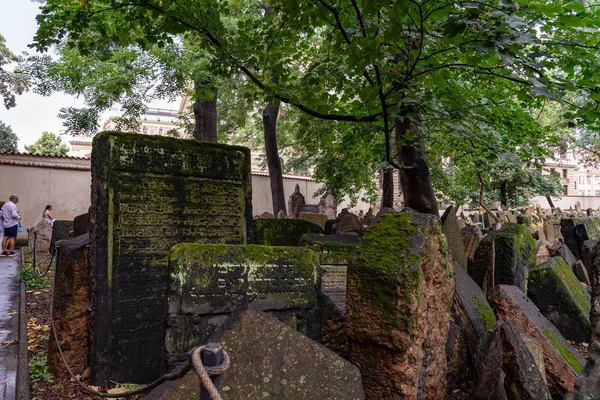 Oude Joodse begraafplaats Praag in Tsjechië. — Stockfoto