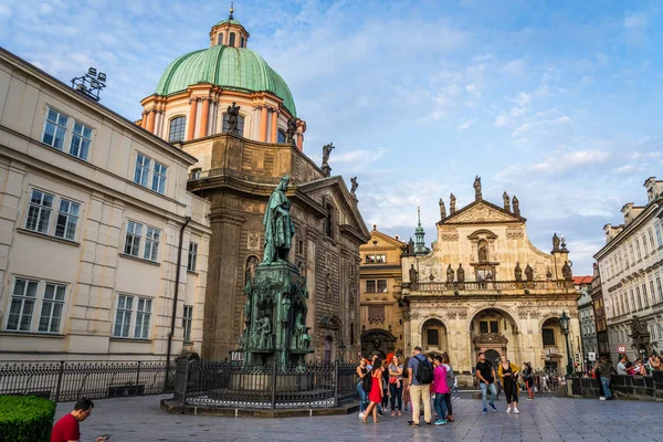 Kostel Františka z Assisi Karlův most Praha v České republice — Stock fotografie